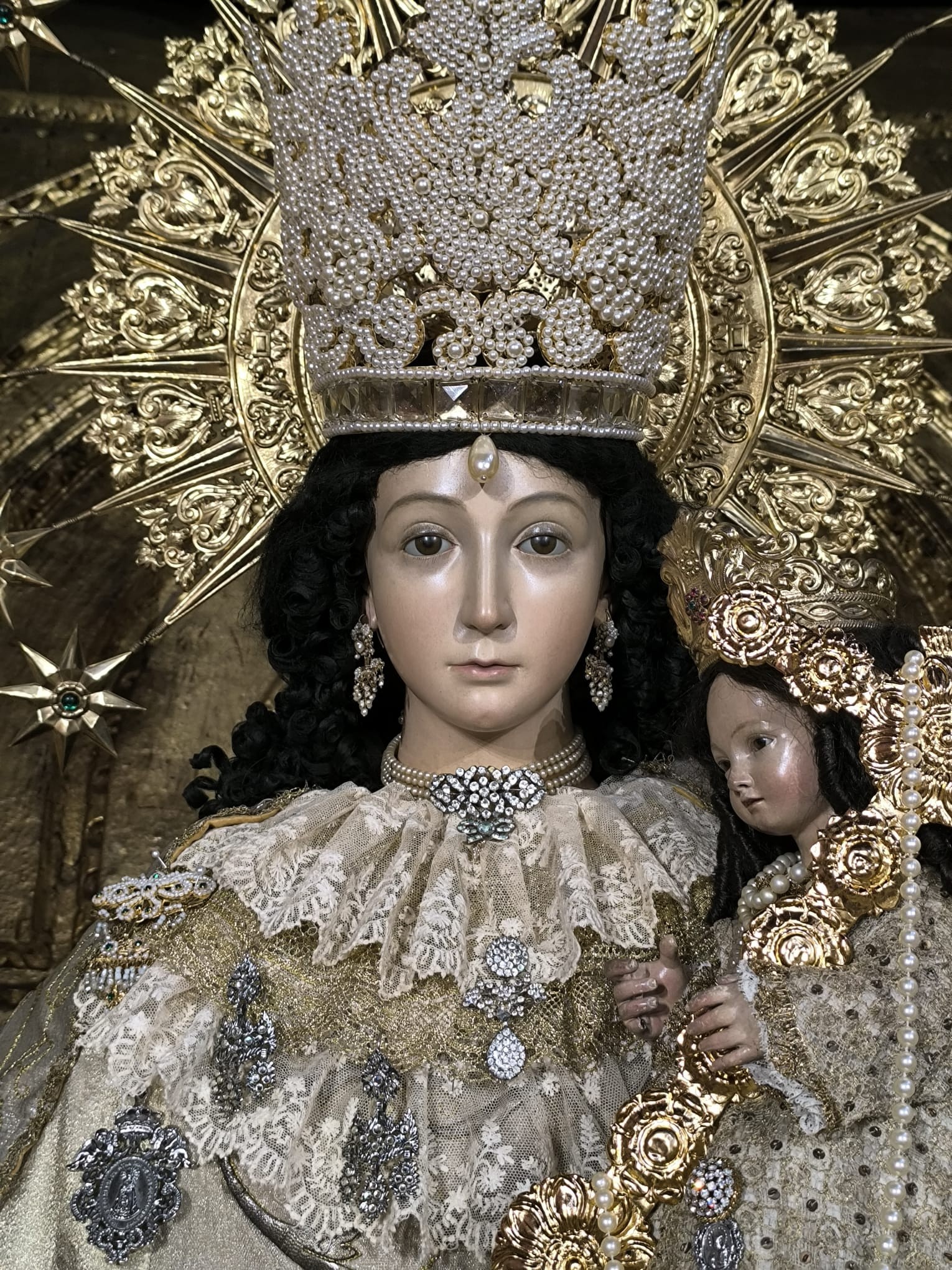 Ntra. Sra. de los Desamparados en su retablo